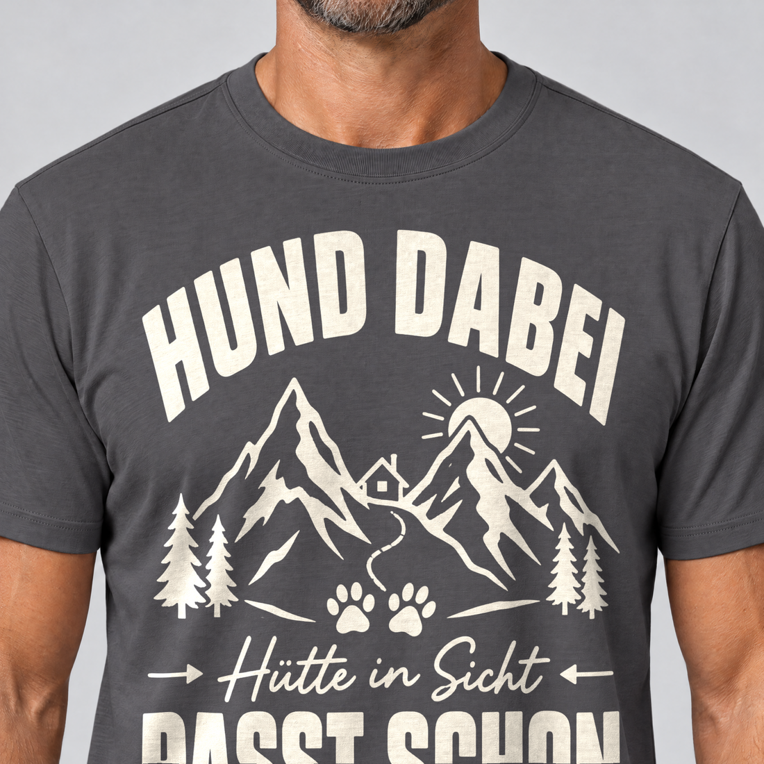Nahaufnahme des Drucks: Hütte in Sicht, passt schon – T-Shirt Unisex in Dunkelgrau, von einem Mann getragen