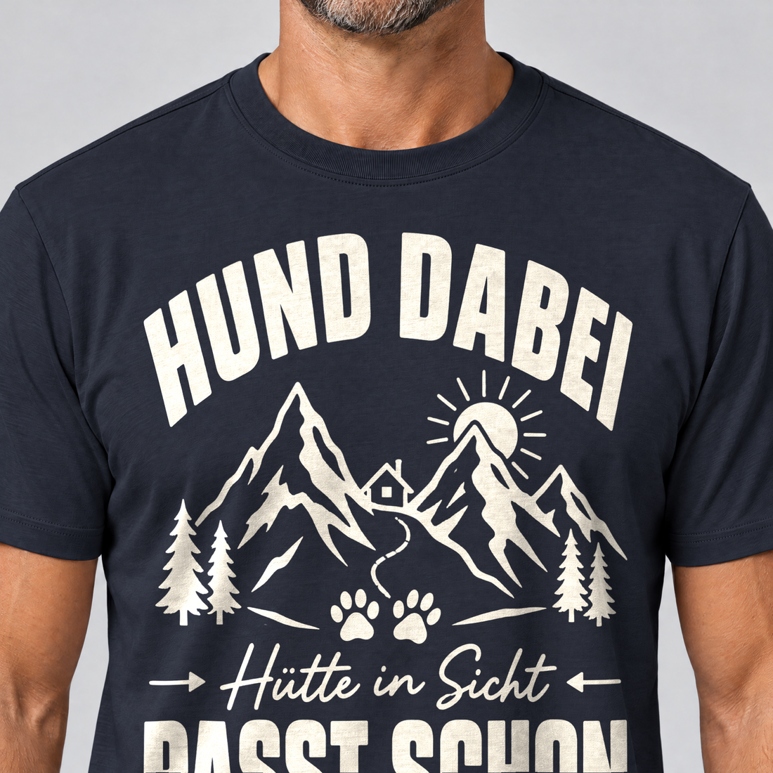 Nahaufnahme des Drucks: Hütte in Sicht, passt schon – T-Shirt Unisex in Navy, von einem Mann getragen