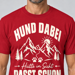 Nahaufnahme des Drucks: Hütte in Sicht, passt schon – T-Shirt Unisex in Rot, von einem Mann getragen