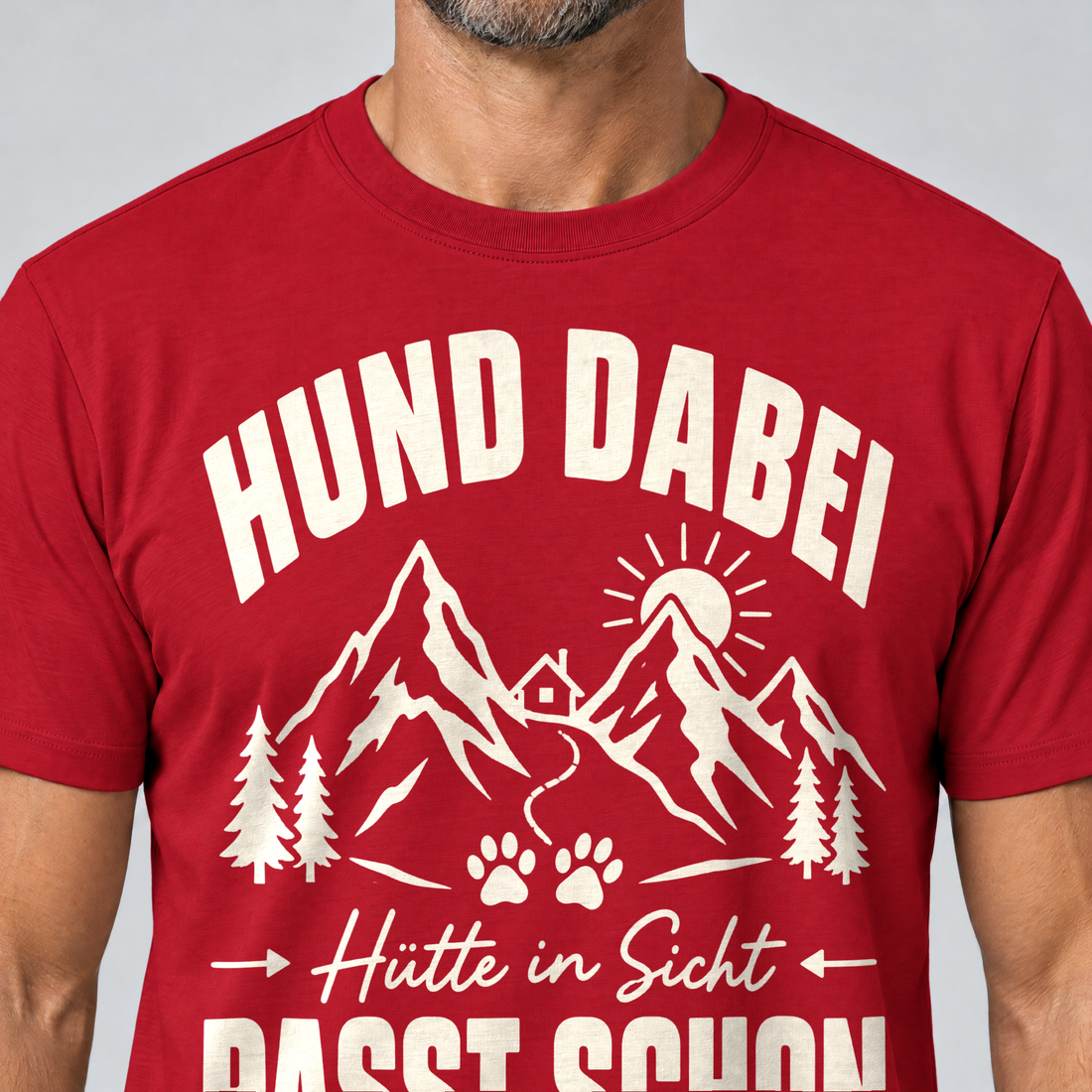 Nahaufnahme des Drucks: Hütte in Sicht, passt schon – T-Shirt Unisex in Rot, von einem Mann getragen