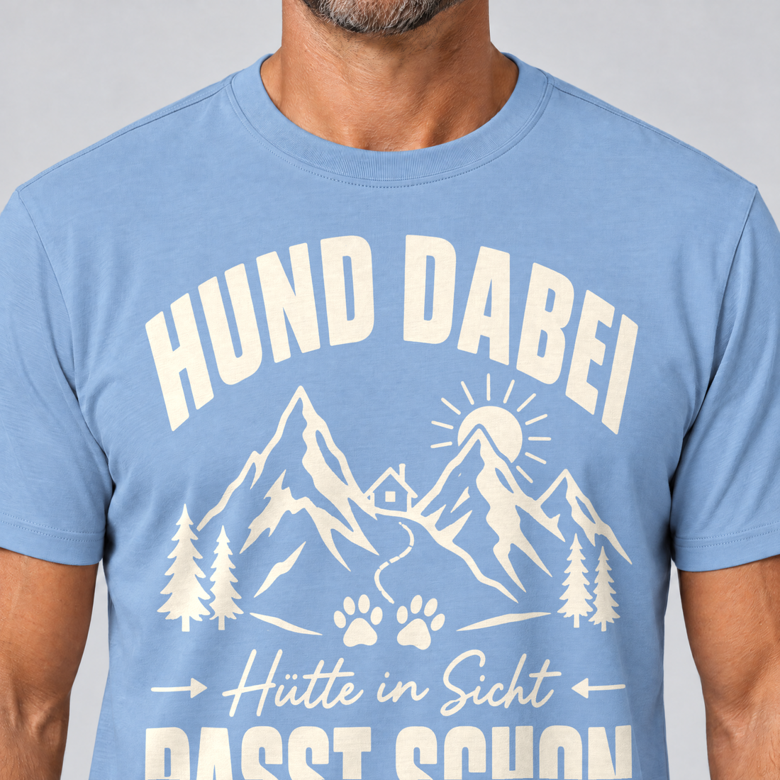 Nahaufnahme des Drucks: Hütte in Sicht, passt schon – T-Shirt Unisex in Himmelblau, von einem Mann getragen