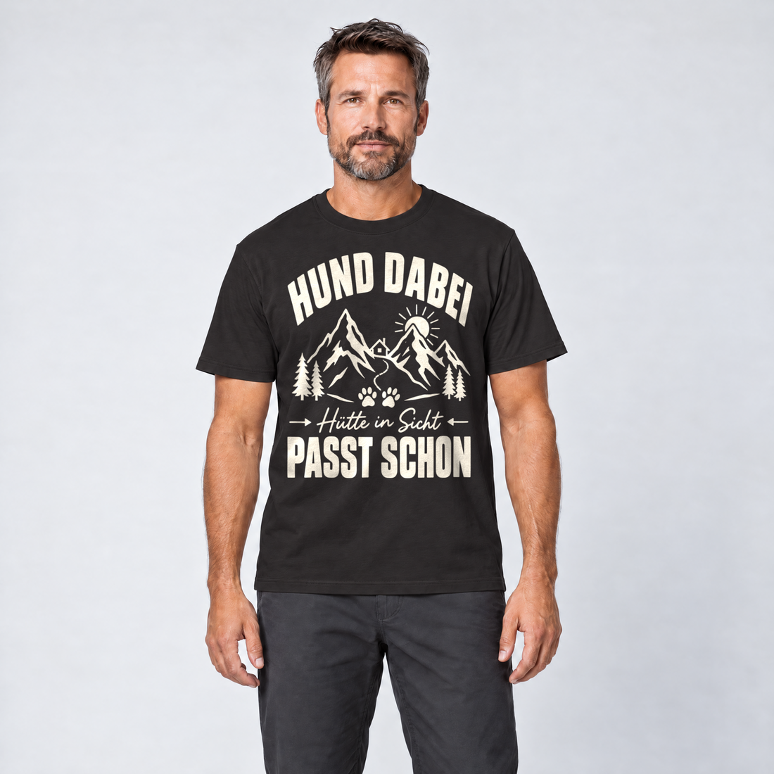 Mann trägt Hütte in Sicht, passt schon – T-Shirt Unisex in Schwarz, Ansicht von vorn