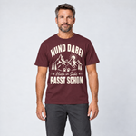 Mann trägt Hütte in Sicht, passt schon – T-Shirt Unisex in Bordeaux, Ansicht von vorn