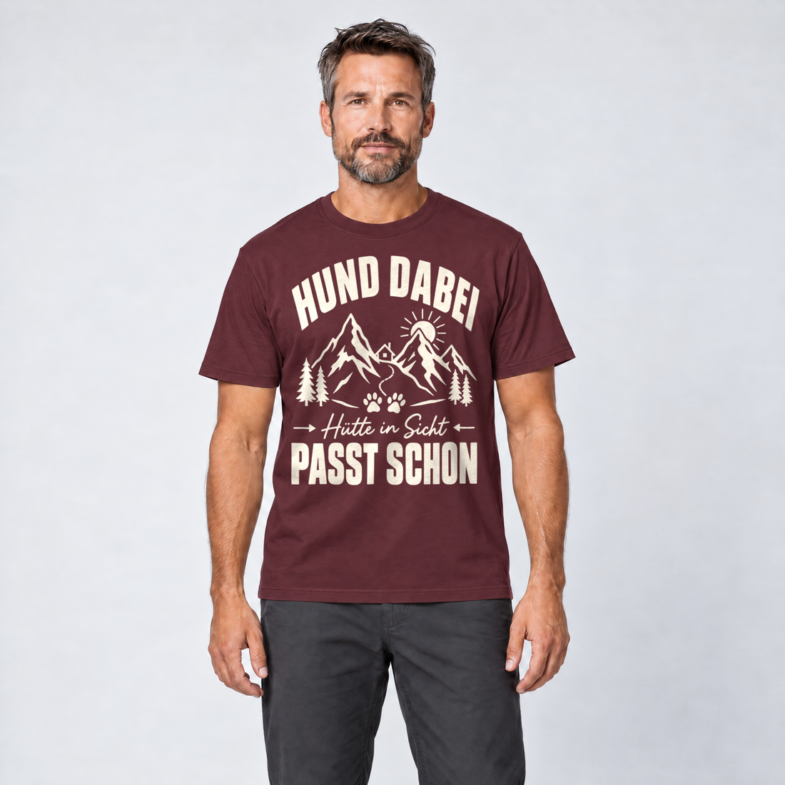 Mann trägt Hütte in Sicht, passt schon – T-Shirt Unisex in Bordeaux, Ansicht von vorn