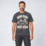 Mann trägt Hütte in Sicht, passt schon – T-Shirt Unisex in Dunkelgrau, Ansicht von vorn