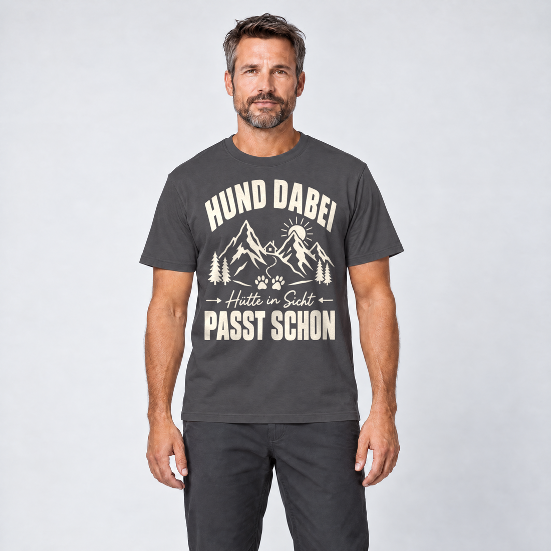 Mann trägt Hütte in Sicht, passt schon – T-Shirt Unisex in Dunkelgrau, Ansicht von vorn