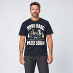 Mann trägt Hütte in Sicht, passt schon – T-Shirt Unisex in Navy, Ansicht von vorn