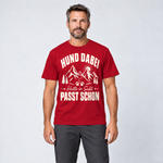 Mann trägt Hütte in Sicht, passt schon – T-Shirt Unisex in Rot, Ansicht von vorn