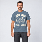 Mann trägt Hütte in Sicht, passt schon – T-Shirt Unisex in Steinblau, Ansicht von vorn