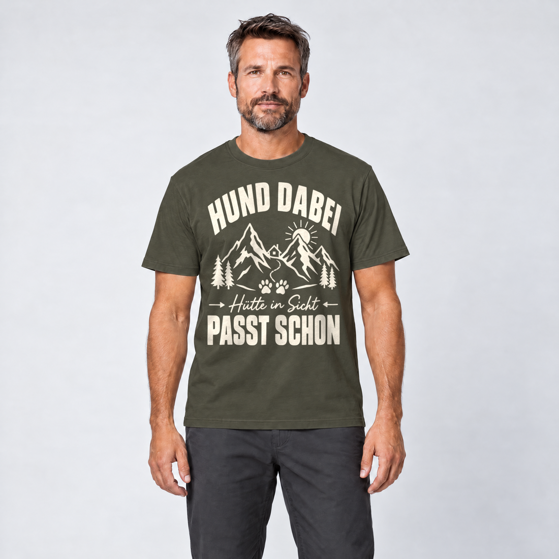 Mann trägt Hütte in Sicht, passt schon – T-Shirt Unisex in Oliv, Ansicht von vorn