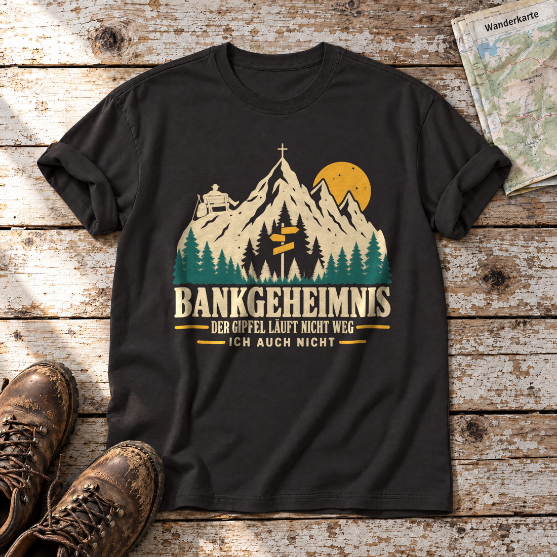 Bankgeheimnis – T-Shirt Unisex in Schwarz, flach liegend auf alten Holzbrettern mit Wanderschuhen und Wanderkarte.