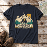 Bankgeheimnis – T-Shirt Unisex in Navy, flach liegend auf alten Holzbrettern mit Wanderschuhen und Wanderkarte.