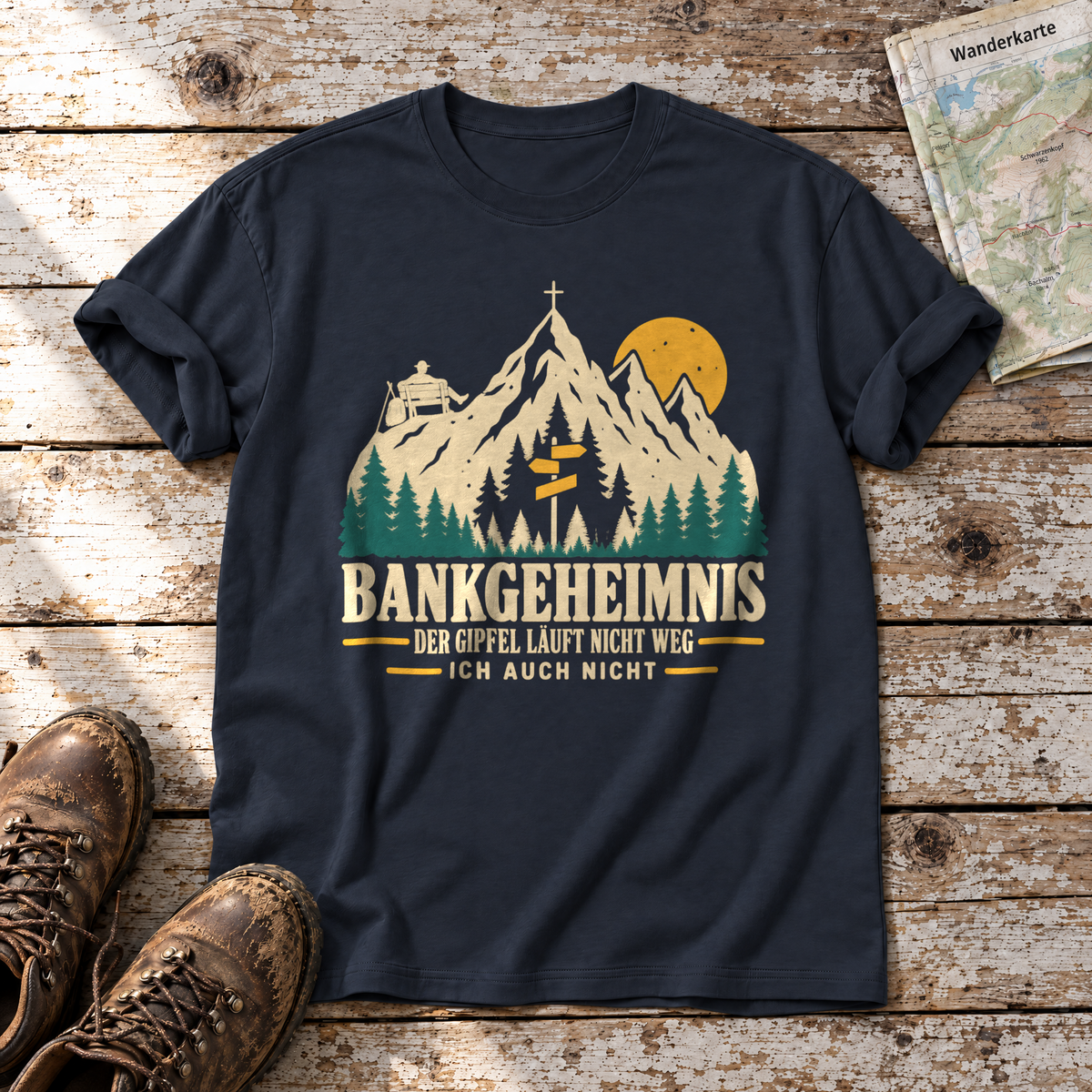 Bankgeheimnis – T-Shirt Unisex in Navy, flach liegend auf alten Holzbrettern mit Wanderschuhen und Wanderkarte.