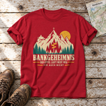 Bankgeheimnis – T-Shirt Unisex in Rot, flach liegend auf alten Holzbrettern mit Wanderschuhen und Wanderkarte.