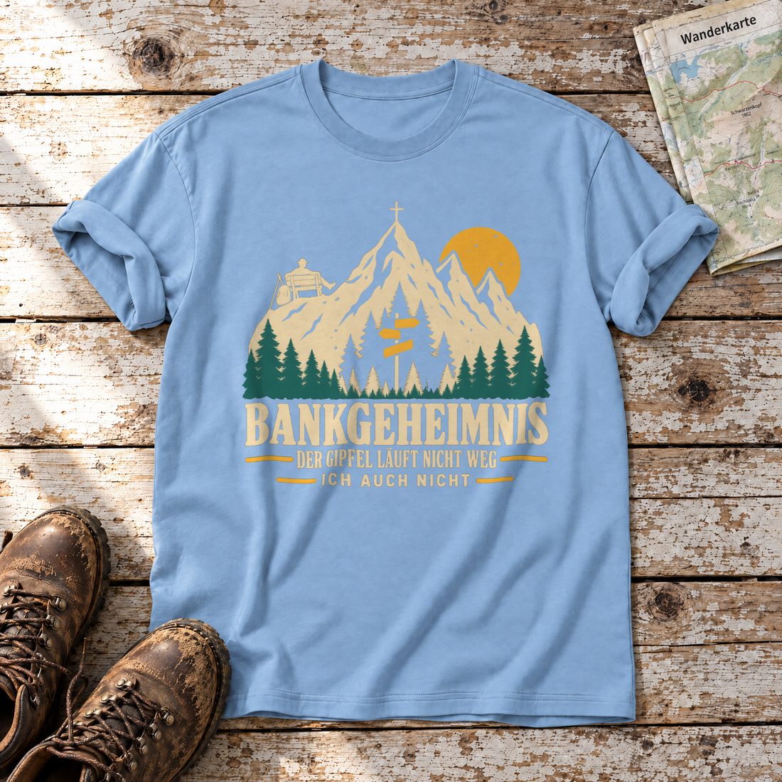 Bankgeheimnis – T-Shirt Unisex in Himmelblau, flach liegend auf alten Holzbrettern mit Wanderschuhen und Wanderkarte.