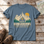 Bankgeheimnis – T-Shirt Unisex in Steinblau, flach liegend auf alten Holzbrettern mit Wanderschuhen und Wanderkarte.