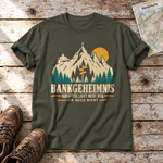 Bankgeheimnis – T-Shirt Unisex in Oliv, flach liegend auf alten Holzbrettern mit Wanderschuhen und Wanderkarte.