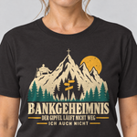 Nahaufnahme des Drucks: Bankgeheimnis – T-Shirt Unisex in Schwarz, von einer Frau getragen