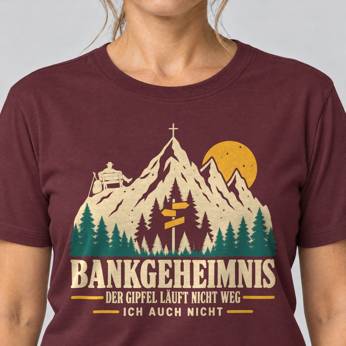 Nahaufnahme des Drucks: Bankgeheimnis – T-Shirt Unisex in Bordeaux, von einer Frau getragen