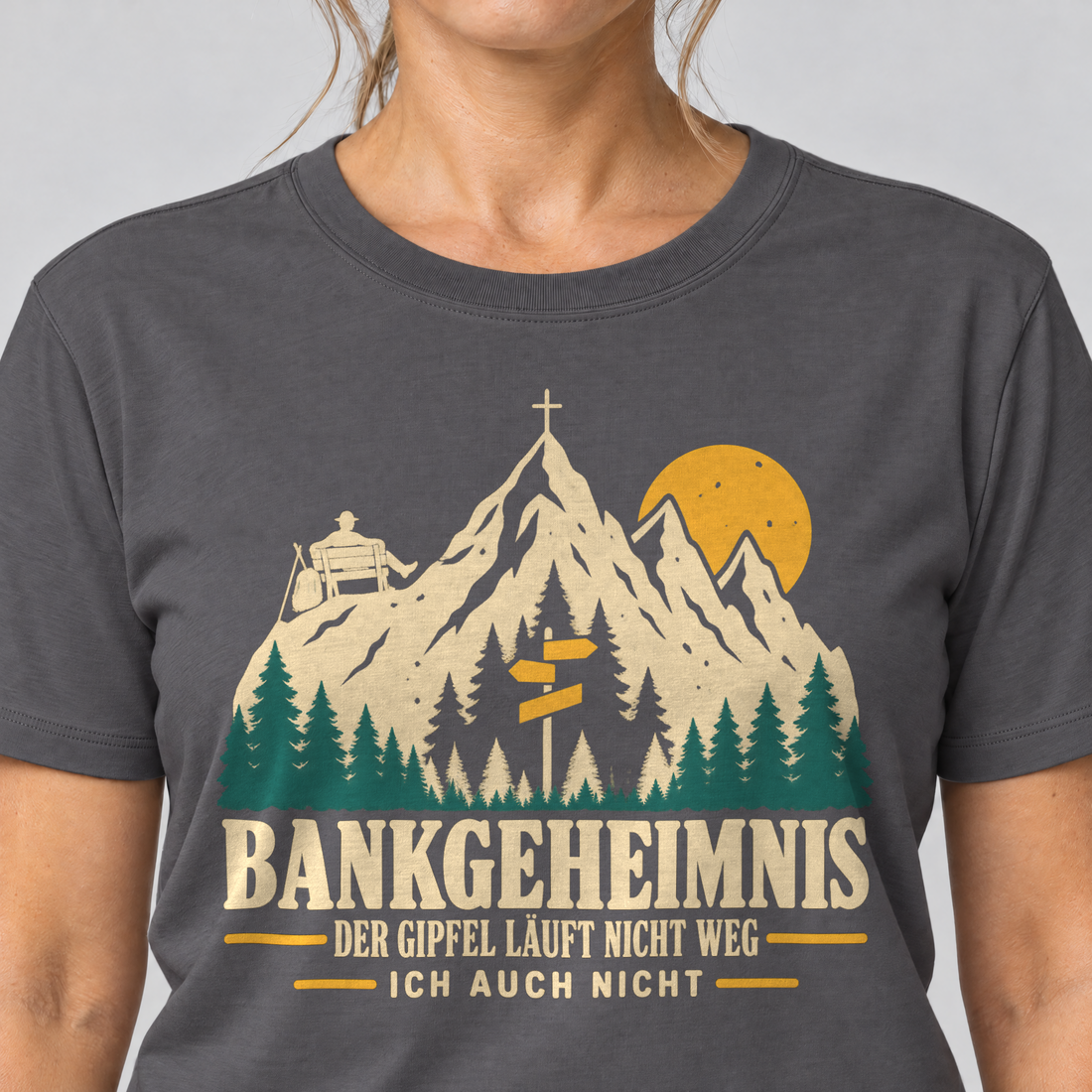 Nahaufnahme des Drucks: Bankgeheimnis – T-Shirt Unisex in Dunkelgrau, von einer Frau getragen