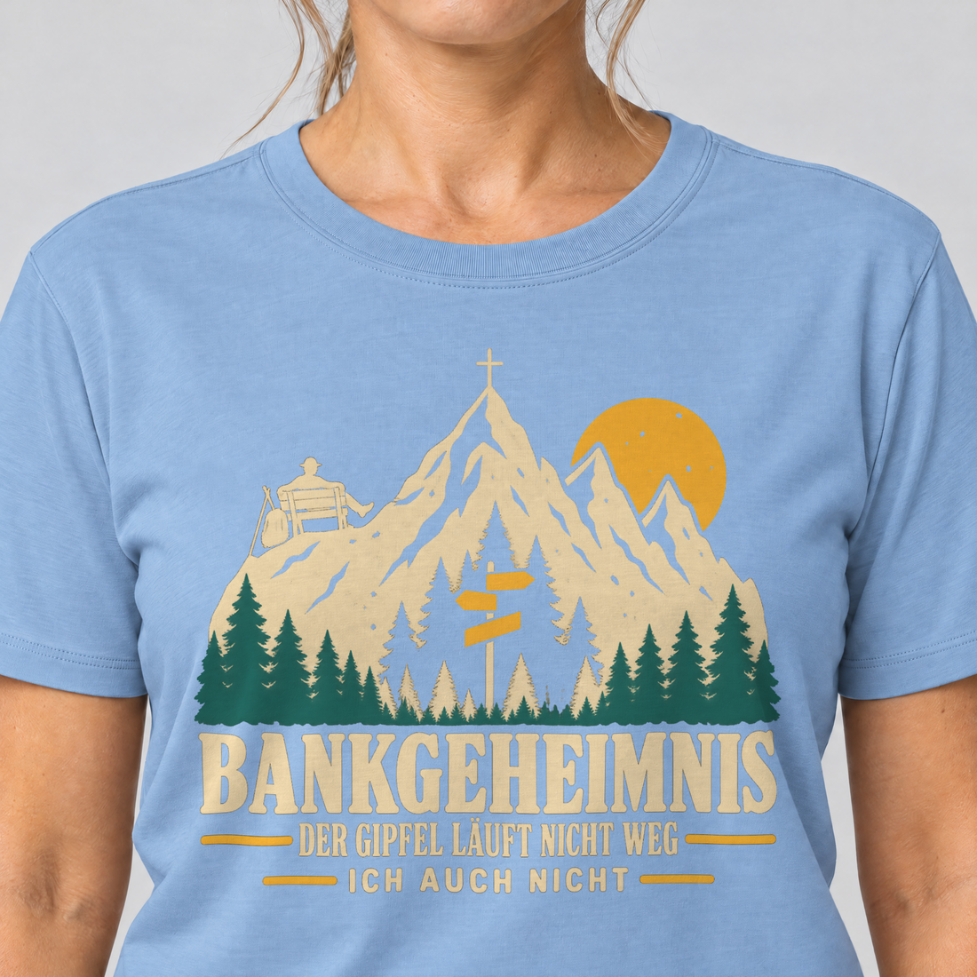 Nahaufnahme des Drucks: Bankgeheimnis – T-Shirt Unisex in Himmelblau, von einer Frau getragen