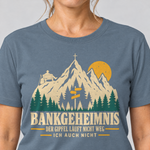 Nahaufnahme des Drucks: Bankgeheimnis – T-Shirt Unisex in Steinblau, von einer Frau getragen