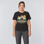 Frau trägt Bankgeheimnis – T-Shirt Unisex in Schwarz, Ansicht von vorn