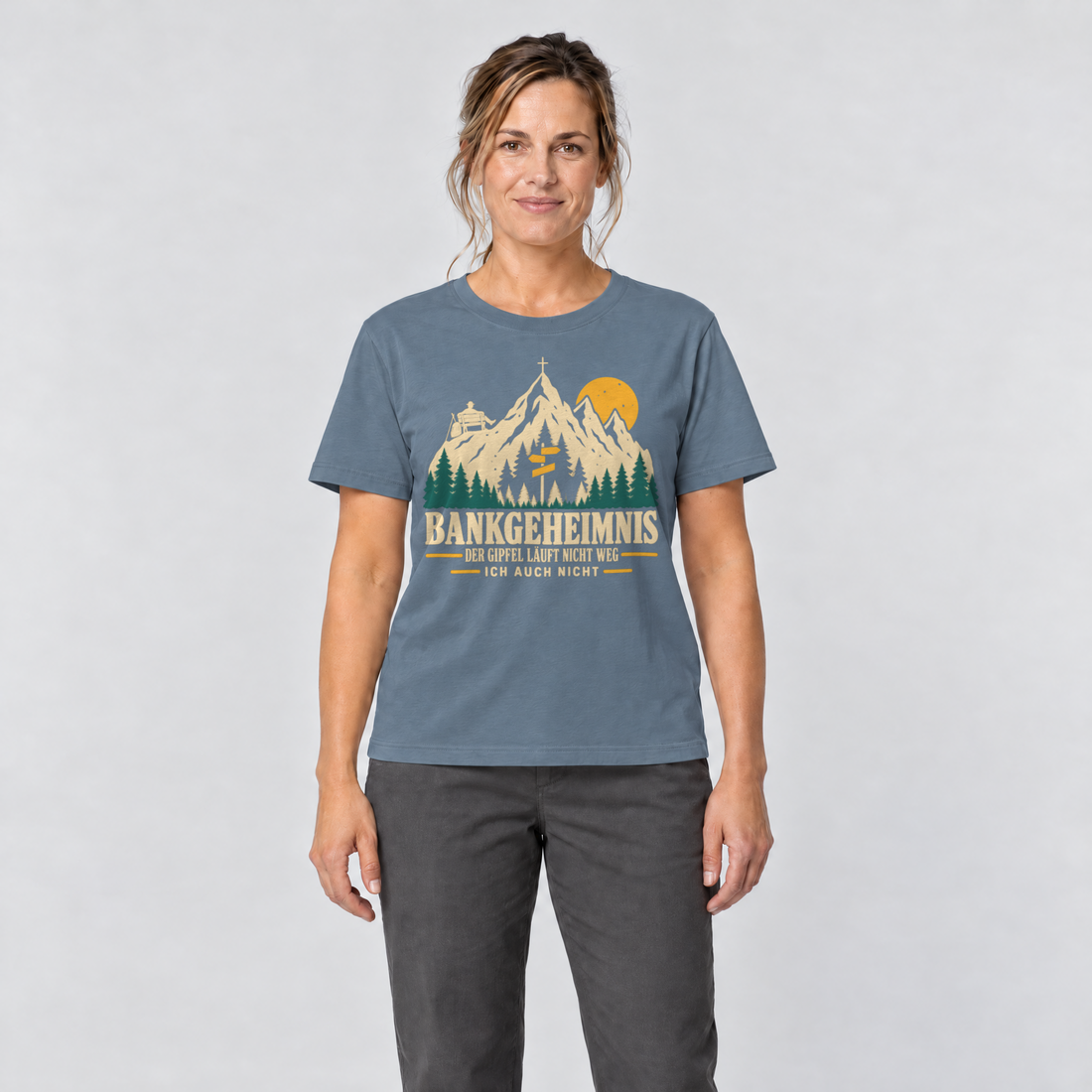 Frau trägt Bankgeheimnis – T-Shirt Unisex in Steinblau, Ansicht von vorn