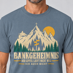 Nahaufnahme des Drucks: Bankgeheimnis – T-Shirt Unisex in Steinblau, von einem Mann getragen