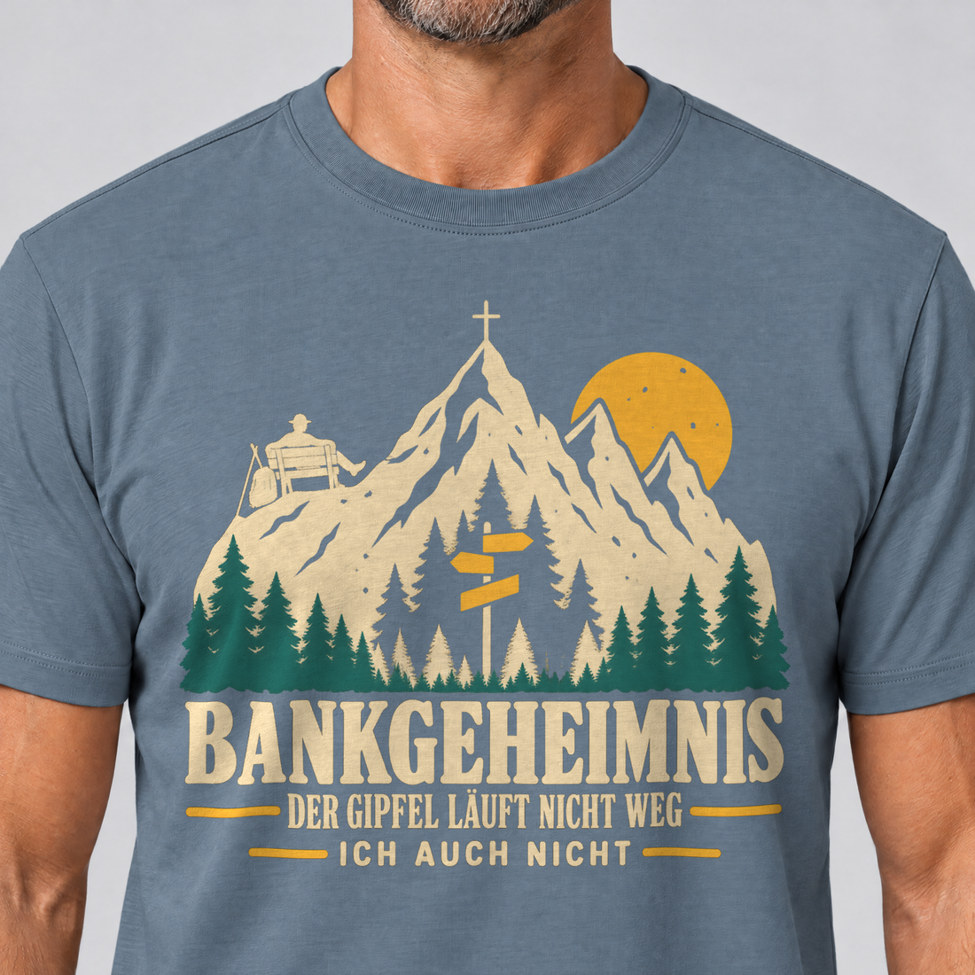 Nahaufnahme des Drucks: Bankgeheimnis – T-Shirt Unisex in Steinblau, von einem Mann getragen