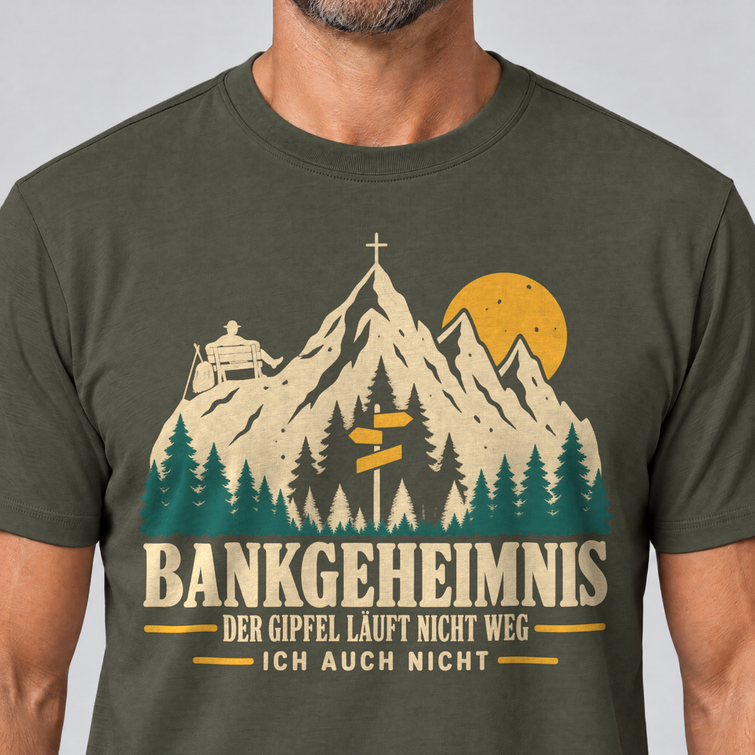 Nahaufnahme des Drucks: Bankgeheimnis – T-Shirt Unisex in Oliv, von einem Mann getragen