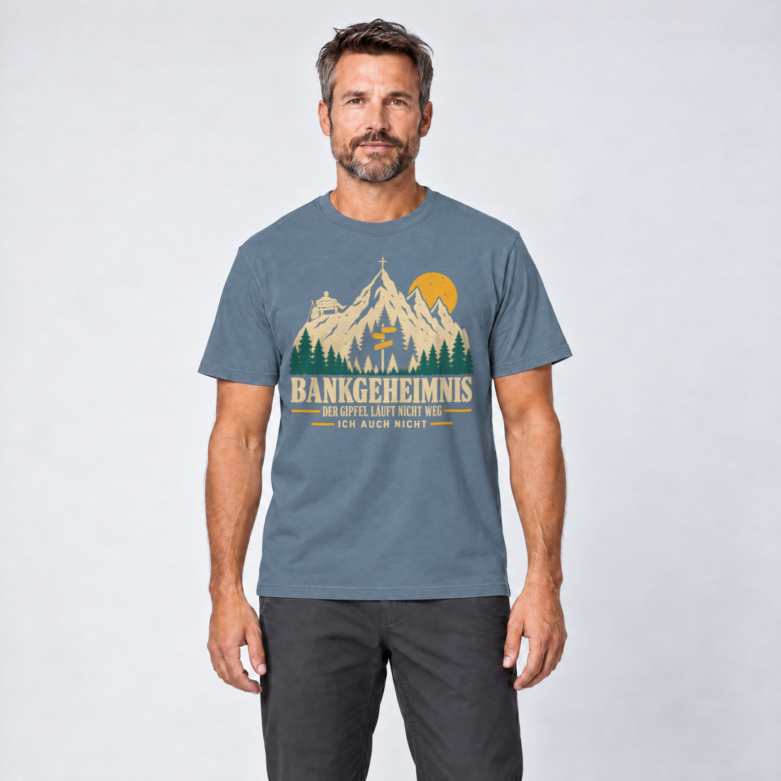 Mann trägt Bankgeheimnis – T-Shirt Unisex in Steinblau, Ansicht von vorn
