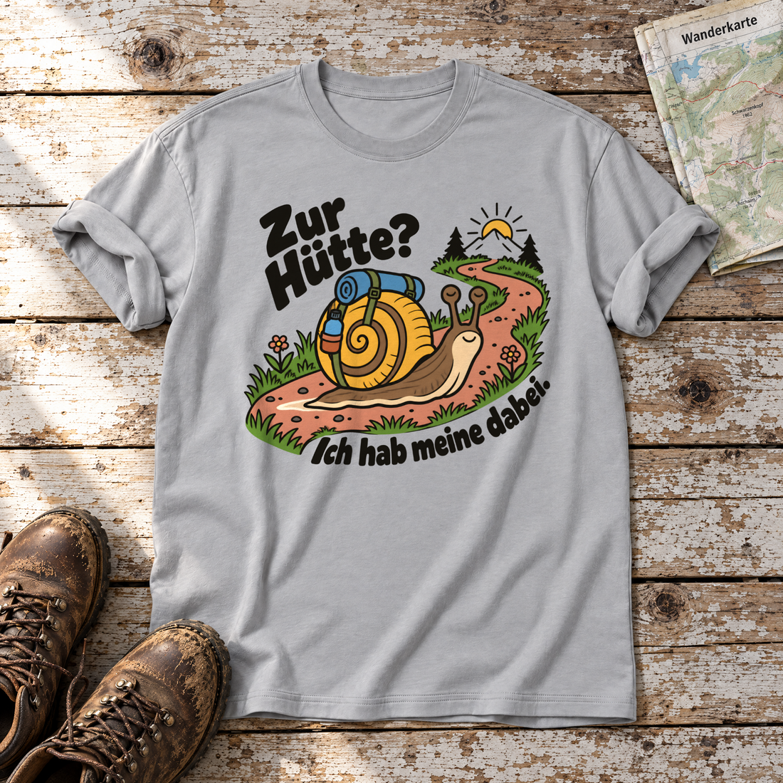 Zur Hütte? Ich hab meine dabei – T-Shirt Unisex in Hellgrau, flach liegend auf alten Holzbrettern mit Wanderschuhen und Wanderkarte.