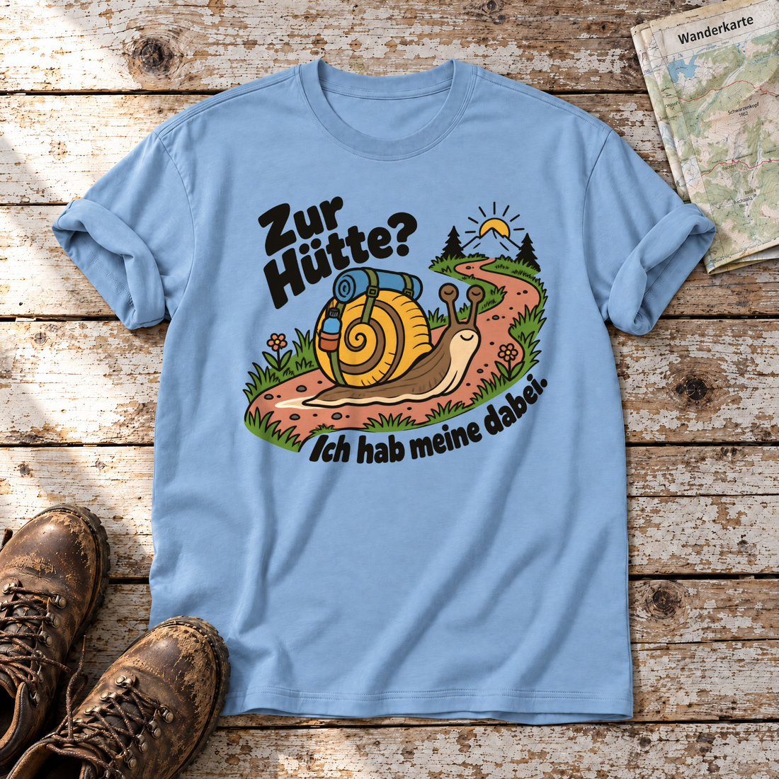 Zur Hütte? Ich hab meine dabei – T-Shirt Unisex in Himmelblau, flach liegend auf alten Holzbrettern mit Wanderschuhen und Wanderkarte.