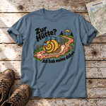 Zur Hütte? Ich hab meine dabei – T-Shirt Unisex in Steinblau, flach liegend auf alten Holzbrettern mit Wanderschuhen und Wanderkarte.