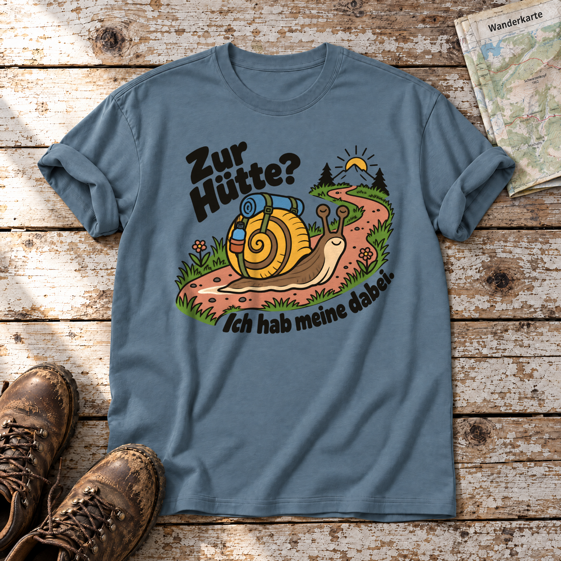 Zur Hütte? Ich hab meine dabei – T-Shirt Unisex in Steinblau, flach liegend auf alten Holzbrettern mit Wanderschuhen und Wanderkarte.