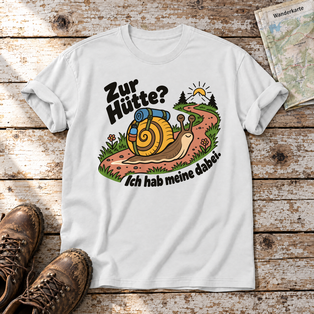 Zur Hütte? Ich hab meine dabei – T-Shirt Unisex in Weiß, flach liegend auf alten Holzbrettern mit Wanderschuhen und Wanderkarte.