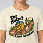Nahaufnahme des Drucks: Zur Hütte? Ich hab meine dabei – T-Shirt Unisex in Natur, von einer Frau getragen