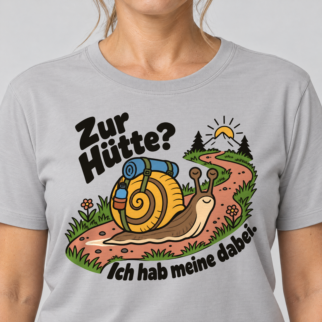 Nahaufnahme des Drucks: Zur Hütte? Ich hab meine dabei – T-Shirt Unisex in Hellgrau, von einer Frau getragen