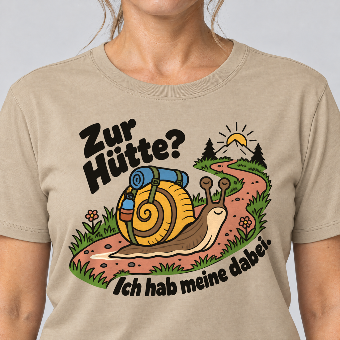 Nahaufnahme des Drucks: Zur Hütte? Ich hab meine dabei – T-Shirt Unisex in Sand, von einer Frau getragen
