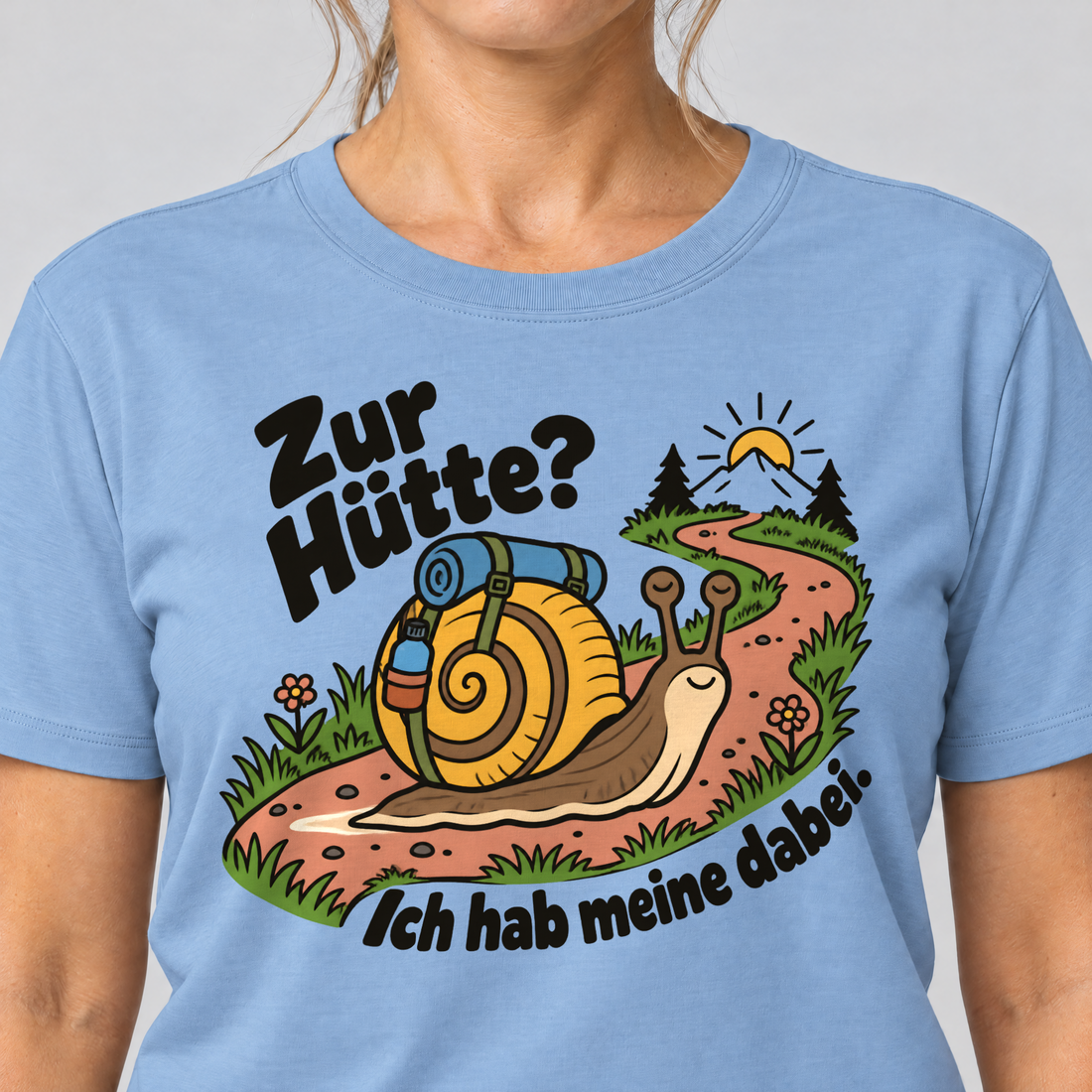 Nahaufnahme des Drucks: Zur Hütte? Ich hab meine dabei – T-Shirt Unisex in Himmelblau, von einer Frau getragen