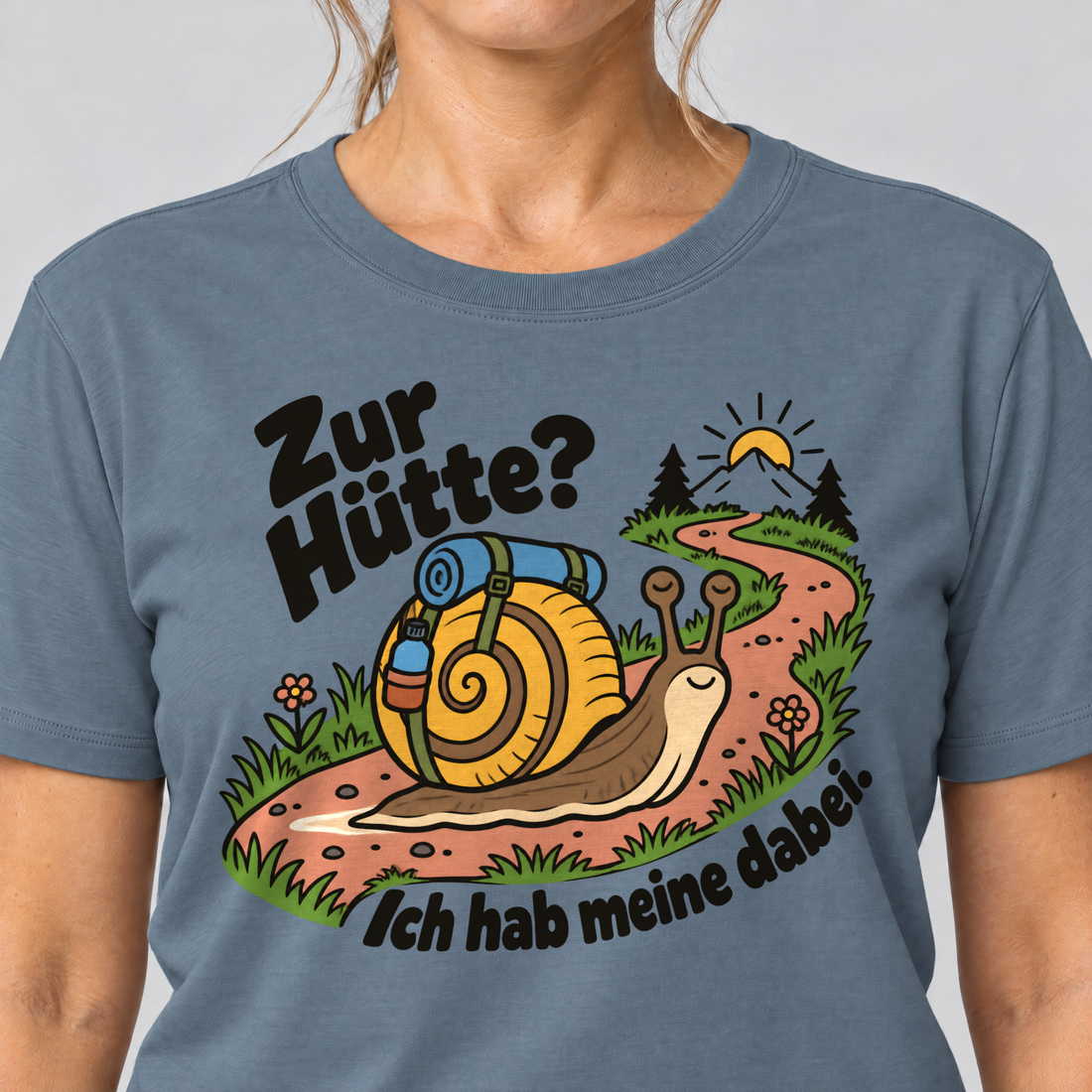 Nahaufnahme des Drucks: Zur Hütte? Ich hab meine dabei – T-Shirt Unisex in Steinblau, von einer Frau getragen