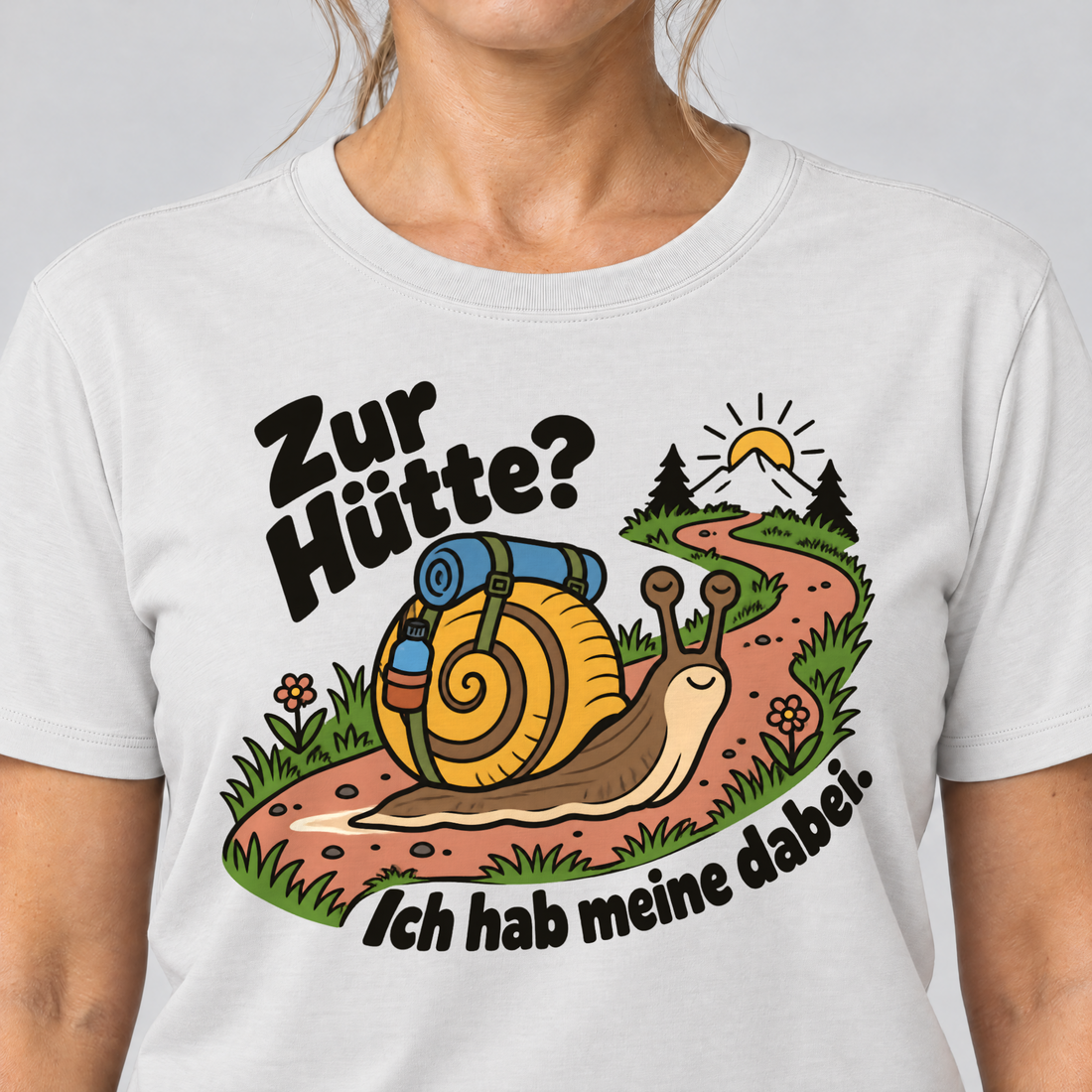 Nahaufnahme des Drucks: Zur Hütte? Ich hab meine dabei – T-Shirt Unisex in Weiß, von einer Frau getragen