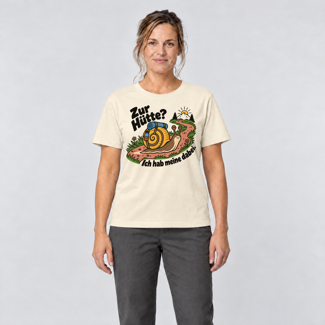Frau trägt Zur Hütte? Ich hab meine dabei – T-Shirt Unisex in Natur, Ansicht von vorn
