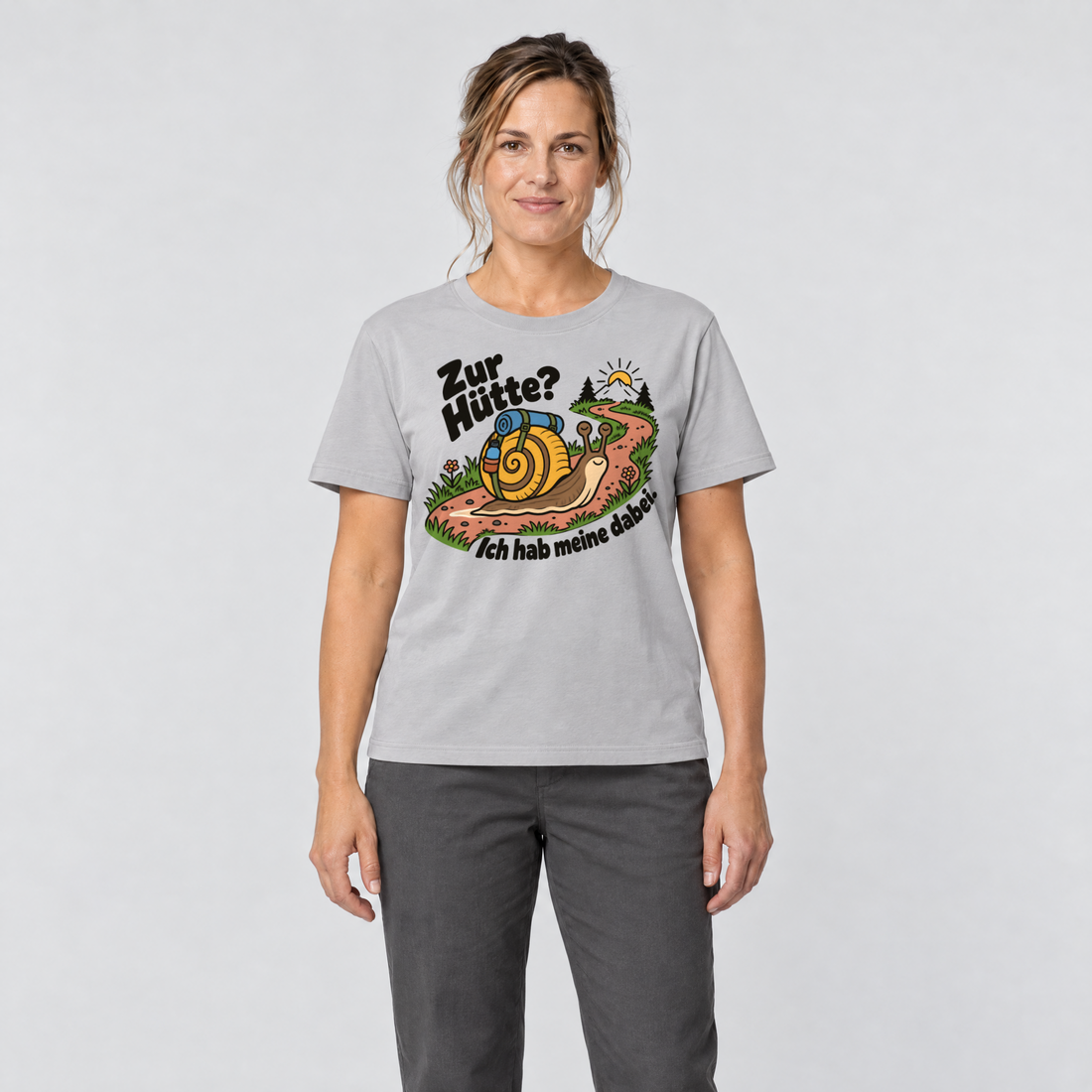 Frau trägt Zur Hütte? Ich hab meine dabei – T-Shirt Unisex in Hellgrau, Ansicht von vorn