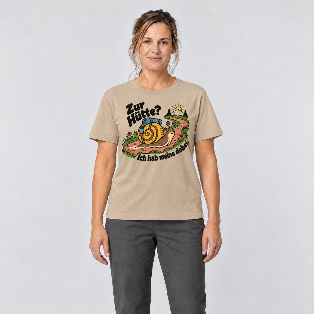 Frau trägt Zur Hütte? Ich hab meine dabei – T-Shirt Unisex in Sand, Ansicht von vorn
