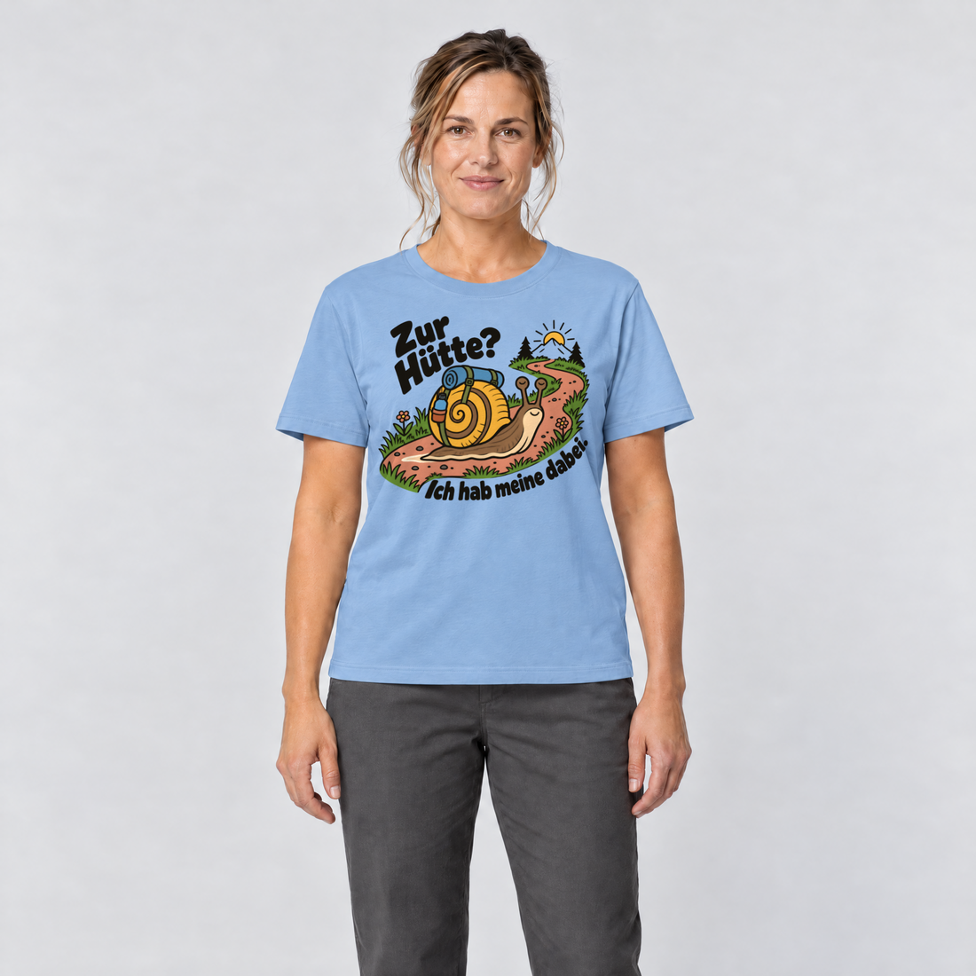 Frau trägt Zur Hütte? Ich hab meine dabei – T-Shirt Unisex in Himmelblau, Ansicht von vorn