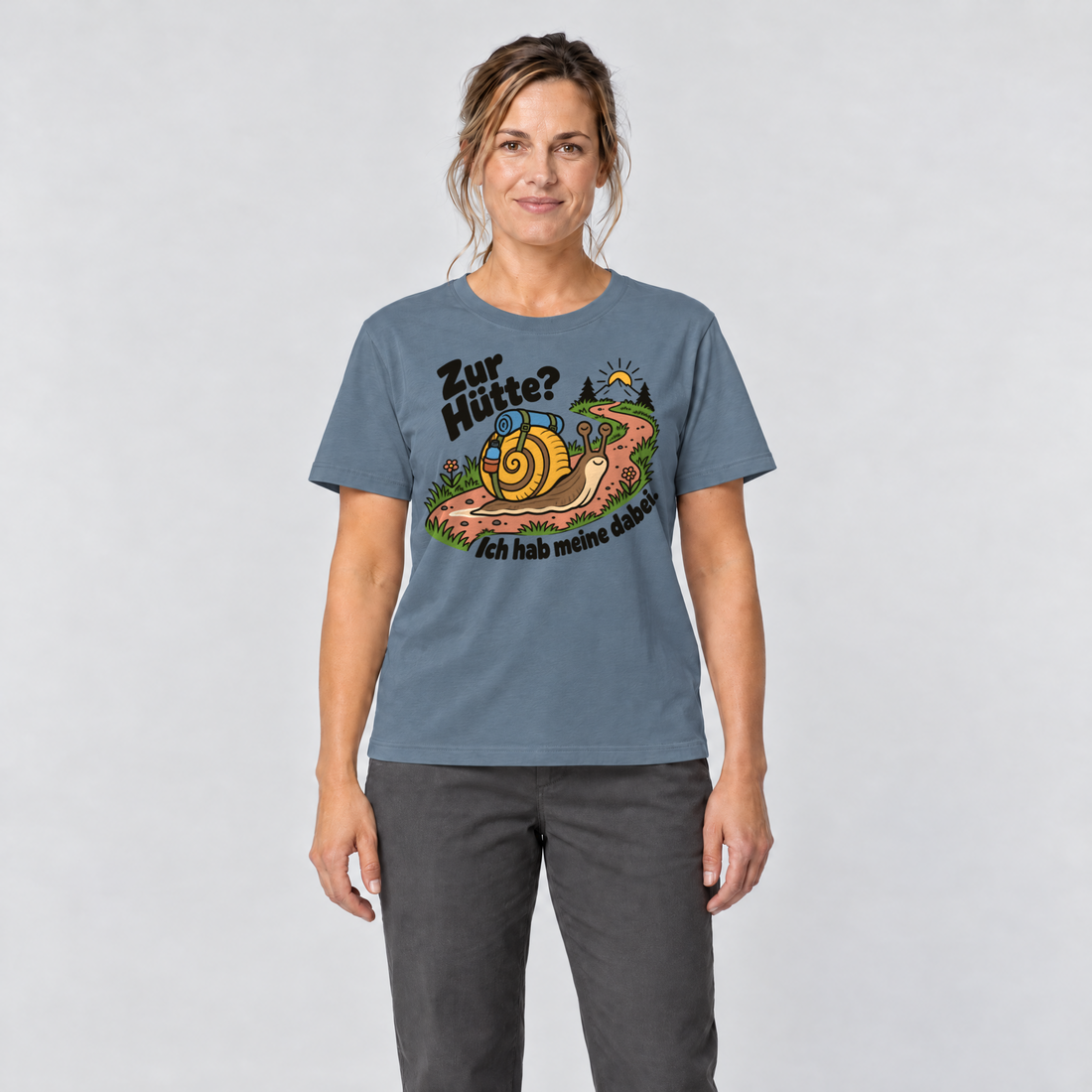 Frau trägt Zur Hütte? Ich hab meine dabei – T-Shirt Unisex in Steinblau, Ansicht von vorn