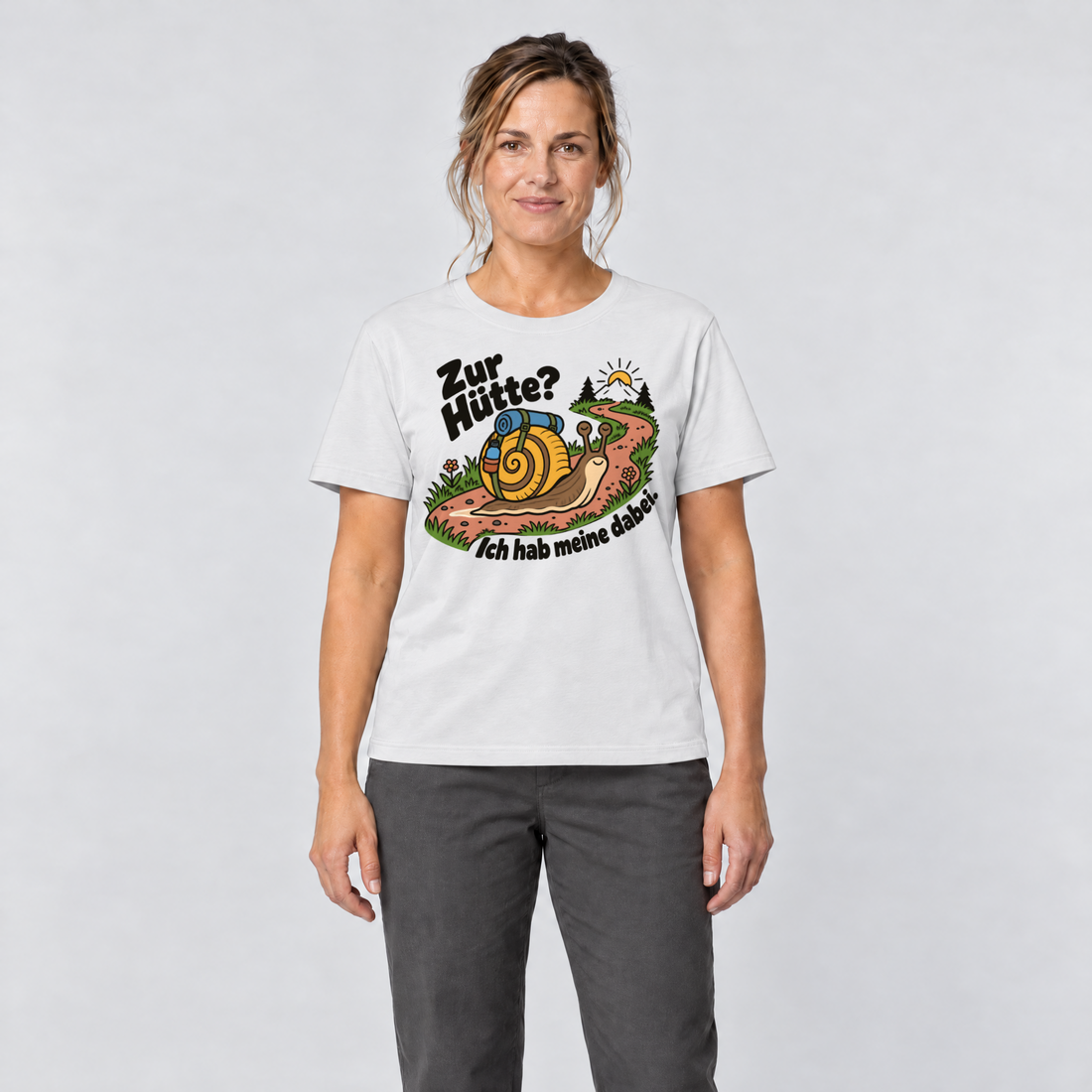 Frau trägt Zur Hütte? Ich hab meine dabei – T-Shirt Unisex in Weiß, Ansicht von vorn