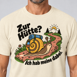 Nahaufnahme des Drucks: Zur Hütte? Ich hab meine dabei – T-Shirt Unisex in Natur, von einem Mann getragen